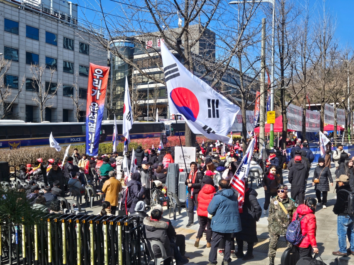 19일 오전 서울 서초구 서울중앙지법 앞 법원로 우측에는 윤석열 전 대통령의 무죄를 촉구하는 보수 단체 집회가 열렸다./사진=박상혁 기자.