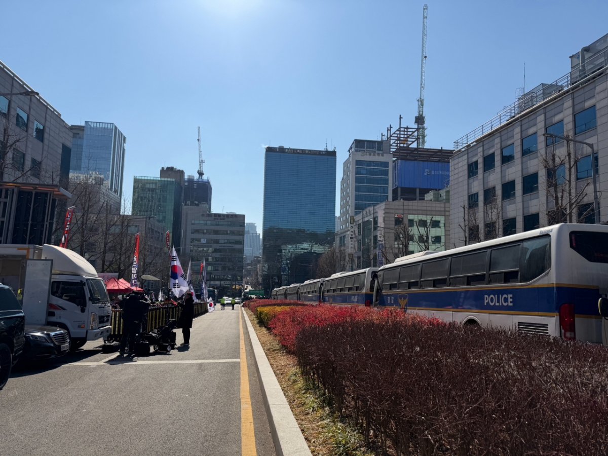 19일 오전 서울 서초구 중앙지법 앞 법원로 모습. 법원로 중간에는 경찰 기동대 차량이 줄지어 서 있다./사진=민수정 기자.
