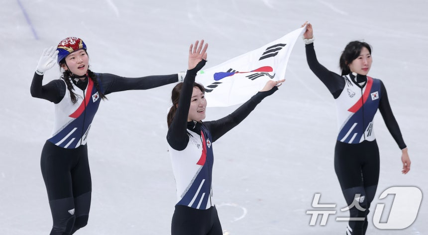 대한민국 여자 쇼트트랙 대표팀 심석희(왼쪽부터), 노도희, 이소연이 18일(현지시간) 이탈리아 밀라노 아이스스케이팅 아레나에서 열린 2026 밀라노·코르티나담페초 동계올림픽 쇼트트랙 여자 3000m 계주 결승에서 금메달을 차지한 후 태극기를 두르고 관중석을 향해 인사하고 있다. /사진=뉴스1