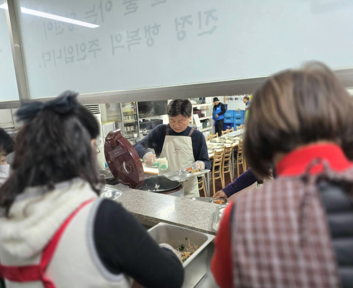 조용익 시장이 지난 18일 향기네 무료급식소를 찾아 배식 봉사에 참여했다./사진제공=부천시