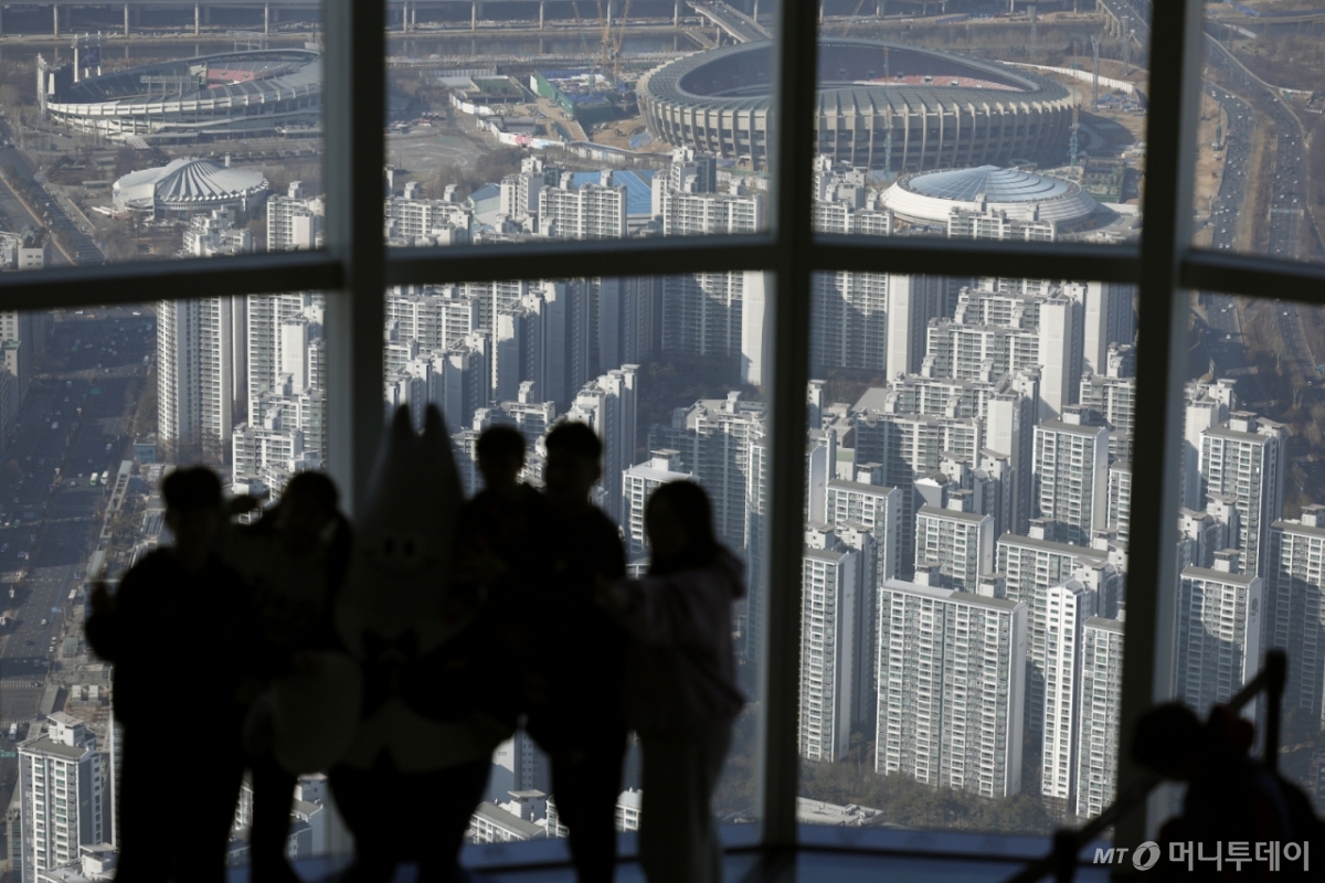 (서울=뉴스1) 박정호 기자 = 이재명 대통령이 "부동산 정상화는 5000피(코스피 5000), 계곡 정비보다 훨씬 쉽고 더 중요한 일"이라며 "이번이 마지막 기회였음을 곧 알게 될 것"이라고 밝힌 다음 날인 1일 서울시 송파구 올림픽로 롯데 월드 타워 서울스카이 전망대에서 아파트 등 주택 단지가 보이고 있다. 2026.2.1/뉴스1 Copyright © 뉴스1. All rights reserved. 무단 전재 및 재배포, AI학습 이용 금지. /사진=(서울=뉴스1) 박정호 기자