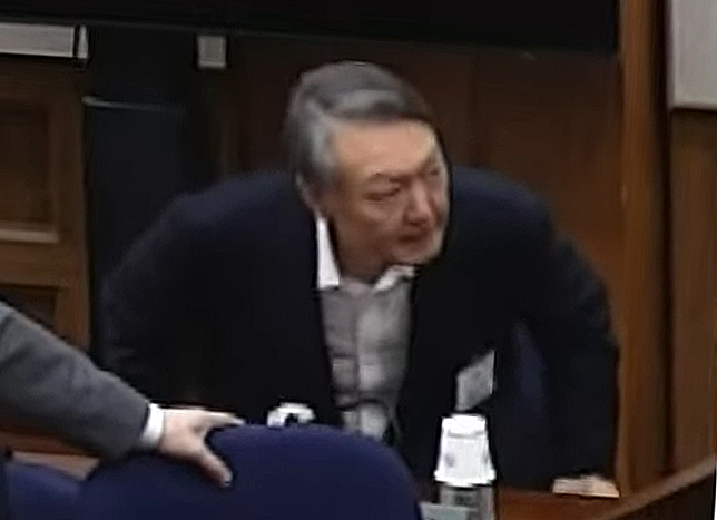 윤석열 전 대통령이 19일 오후 서울 서초구 서울중앙지방법원에서 열린 12·3 비상계엄 관련 내란 우두머리 혐의 사건 1심 선고공판에 출석해 자리에 앉아 있다. /사진=뉴스1