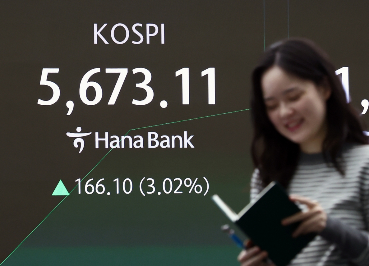 코스피 첫 5600…반도체가 끌고 증권주 줄줄이 상한가