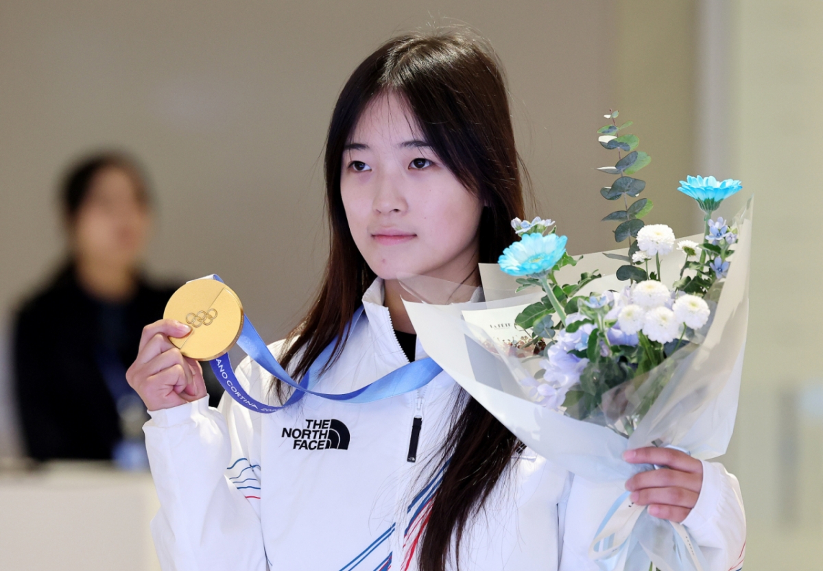 2026 밀라노·코르티나담페초 동계올림픽 스노보드 여자 하프파이프에서 금메달을 차지한 최가온이 16일 인천공항2터미널을 통해 귀국해 포즈를 취하고 있다. /사진=(인천공항=뉴스1) 박지혜 기자