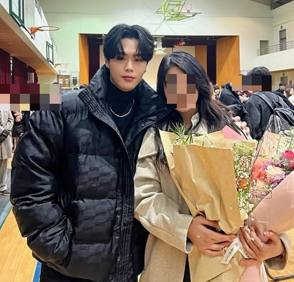 댄스 크루 저스트절크의 리더 영제이(본명 성영재·34)가 13살 연하 예비 신부의 2024년 졸업식에 참석한 모습 /사진=영제이 여자친구 인스타그램