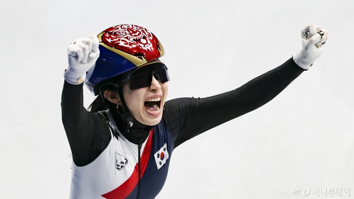 [밀라노=뉴시스] 김근수 기자 = 쇼트트랙 김길리가 18일(현지 시간) 이탈리아 밀라노 아이스스케이팅 아레나에서 열린 2026 밀라노·코르티나 담페초 동계올림픽 여자 쇼트트랙 3000m 계주 결승에서 금메달을 차지하자 포효하고 있다. 2026.02.19. ks@newsis.com /사진=김근수