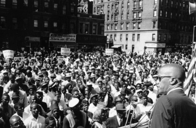 말콤 엑스가 1963년 6월 29일 미국 뉴욕 할렘가에서 연설하고 있는 모습. 말콤 엑스는 그로부터 2년 뒤 1965년 뉴욕에서 연설 도중 총격으로 사망했다/AP=뉴시스