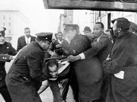 1965년 2월21일 말콤 엑스가 암살된 직후 체포되는 무자히드 압둘 할림/AP=뉴시스