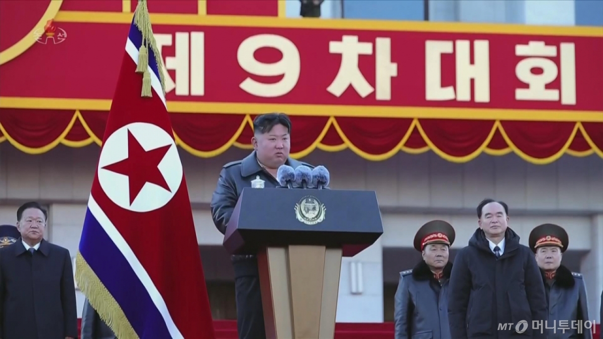 [서울=뉴시스] 북한 조선중앙TV는 김정은 국무위원장이 지난 18일 평양에서 열린 '600㎜대구경방사포 증정식'에 참석했다고 19일 보도했다.  한미 군 당국은 북한의 600㎜초대형방사포(KN-25)를 단거리탄도미사일(SRBM)로 분류하고 있다. 이는 한반도 전역을 사정권에 두며, 북한은 전술 핵탄두를 탑재할 수 있다고 주장해왔다. (사진=조선중앙TV 캡처) 2026.02.19. photo@newsis.com *재판매 및 DB 금지