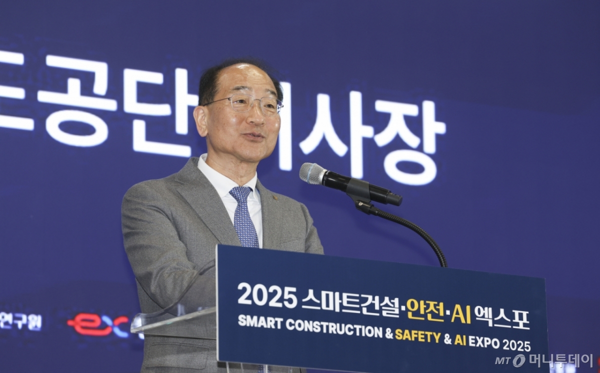 [고양=뉴시스] 김근수 기자 = 이성해 국가철도공단 이사장이 5일 경기 고양시 킨텍스에서 열린 2025 스마트 건설·안전·AI 엑스포 개막식에서 축사를 하고 있다. 2025.11.05. ks@newsis.com /사진=김근수