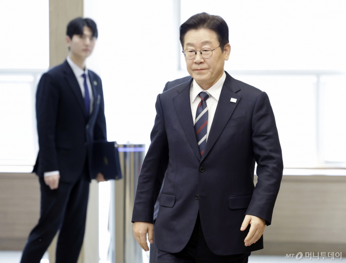 (서울=뉴스1) 이재명 기자 = 이재명 대통령이 19일 청와대에서 열린 수석보좌관회의에 입장하고 있다. (청와대통신사진기자단) 2026.2.19/뉴스1  Copyright © 뉴스1. All rights reserved. 무단 전재 및 재배포,  AI학습 이용 금지. /사진=(서울=뉴스1) 이재명 기자