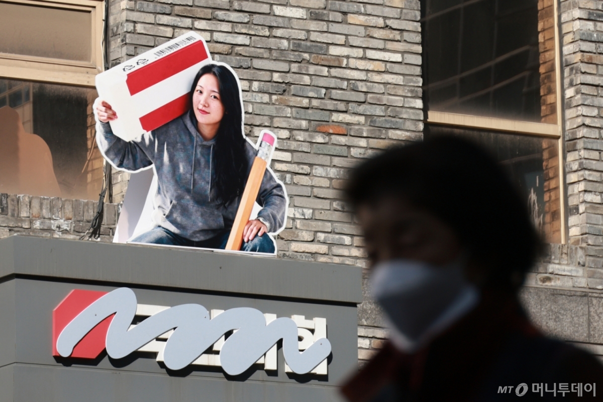 [서울=뉴시스] 고승민 기자 = 18일 서울 여의도 국민의힘 당사 간판에 당명 개정 추진과 관련한 옥외 광고물이 설치돼 있다. 2026.02.18. kkssmm99@newsis.com /사진=고승민