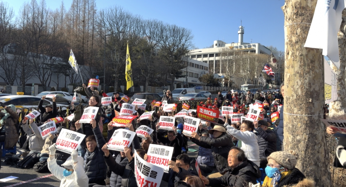 19일 오후 서울 서초구 지하철 2호선 서초역 7번 출구 도로에는 윤 전 대통령에 대해 유죄를 촉구하는 진보 단체 집회가 이뤄졌다./사진=민수정 기자.