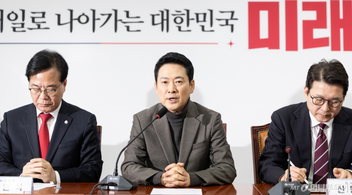 (서울=뉴스1) 이승배 기자 = 장동혁 국민의힘 대표가 19일 서울 여의도 국회에서 열린 최고위원회의에서 모두발언하고 있다. 2026.2.19/뉴스1  Copyright © 뉴스1. All rights reserved. 무단 전재 및 재배포,  AI학습 이용 금지. /사진=(서울=뉴스1) 이승배 기자