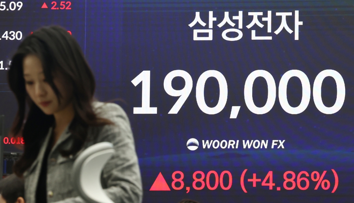 (서울=뉴스1) 김민지 기자 = 코스피가 사상 첫 5600선 마감한 19일 오후 서울 중구 우리은행 본점 딜링룸 전광판에 종가가 표시돼 있다.  이날 삼성전자는 전일 대비 4.86% 오른 19만원, SK하이닉스는 1.59% 오른 89만4000원에 장을 마감했다. 2026.2.19/뉴스1  Copyright © 뉴스1. All rights reserved. 무단 전재 및 재배포,  AI학습 이용 금지. /사진=(서울=뉴스1) 김민지 기자