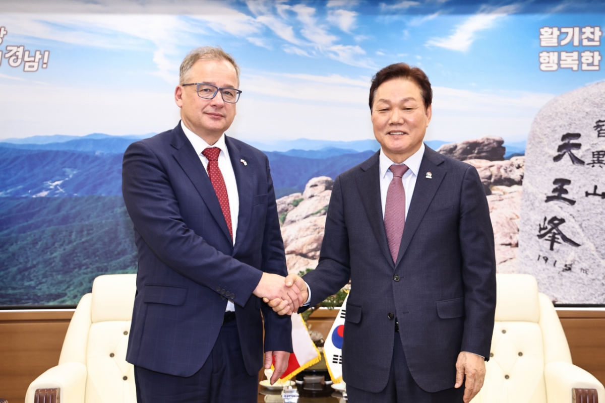 박완수 경남도지사(오른쪽)가 이반 얀차렉 주한체코대사와 악수하고 있다./사진제공=경남도