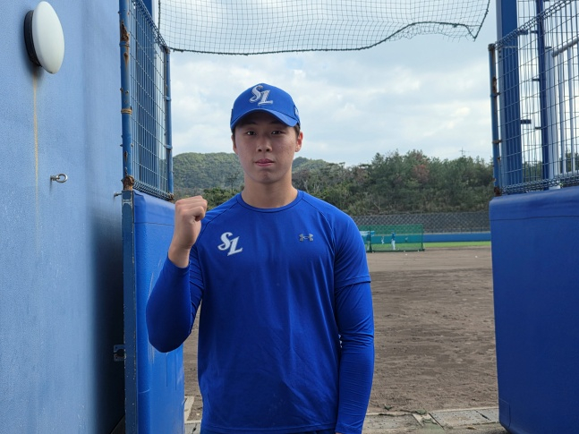 삼성 이호범이 19일 일본 오키나와 온나손 아카마 구장에서 취재진과 인터뷰에 응하고 있다. /사진=김동윤 기자