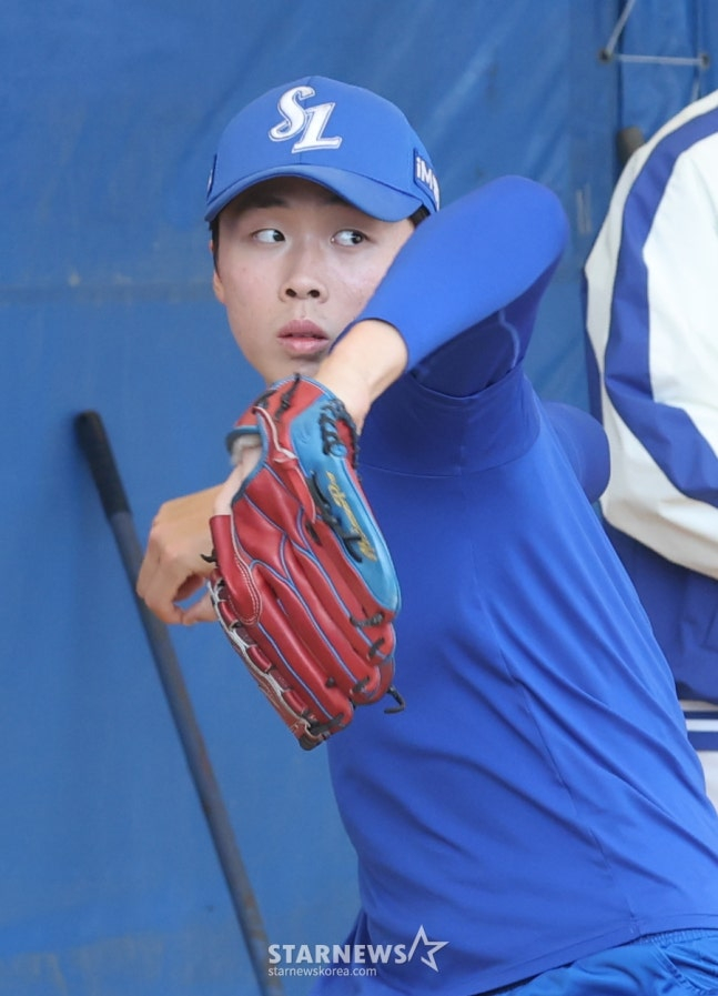삼성 라이온즈 선수단이 19일 일본 오키나와 온나손 아카마 구장에서 2차 스프링캠프 일정을 진행했다. 투수 이호범이 불펜 훈련을 하고 있다. /사진=김진경 대기자