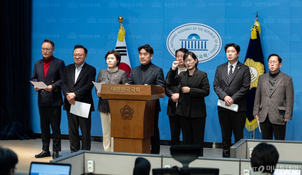 (서울=뉴스1) 이승배 기자 = 국민의힘 내 소장파 의원 모임인 '대안과 미래' 의원들이 19일 서울 여의도 국회 소통관에서 윤석열 전 대통령 내란죄 무기징역 선고와 관련 입장을 밝히고 있다. 2026.2.19/뉴스1  Copyright © 뉴스1. All rights reserved. 무단 전재 및 재배포,  AI학습 이용 금지. /사진=(서울=뉴스1) 이승배 기자