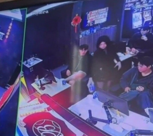 대만 한 불법 게임장에서 프로야구 롯데 자이언트 소속 선수들이 게임을 즐기고 있다. /사진=온라인 커뮤니티 갈무리