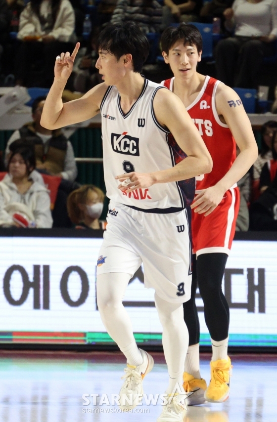 송교창이 3점슛을 성공한 뒤 세리머니를 하고 있다. /사진=김진경 대기자