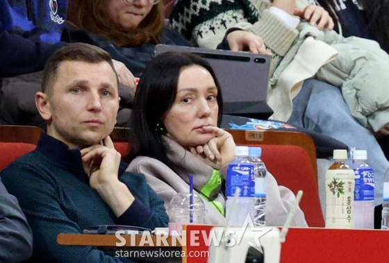 마줄스 감독(왼쪽)이 아내와 함께 안양체육관에서 열린 2025~2026 LG전자 프로농구 안양 정관장과 서울 삼성의 경기를 관전하고  있다. /사진=강영조 선임기자