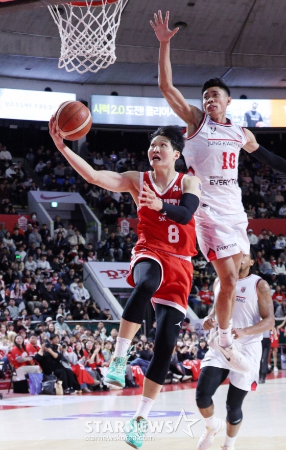 안영준(왼쪽)이 아반도를 제치고 골밑슛을 시도하고 있다. /사진=김진경 대기자