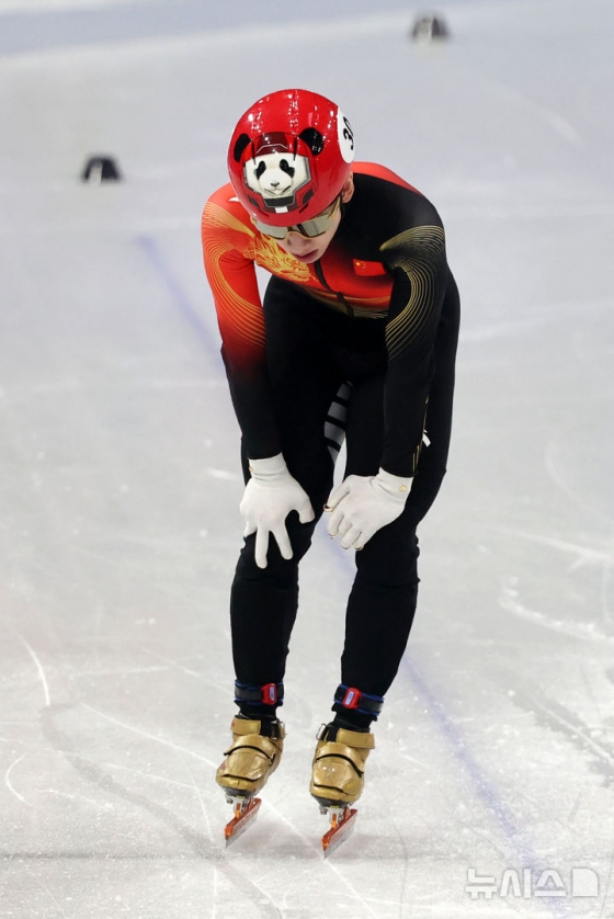 한국 출신 중국 귀화 선수 쇼트트랙 린샤오쥔(한국명 임효준)이 18일(현지 시간) 이탈리아 밀라노 아이스 스케이팅 아레나에서 열린 2026 밀라노·코르티나 담페초 동계올림픽 쇼트트랙 남자 500m 준준결승을 마친 뒤 숨을 고르고 있다. /사진=뉴시스