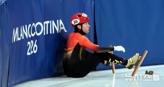 14일(현지 시간) 이탈리아 밀라노 아이스 스케이팅 아레나 경기장에서 열린 2026 밀라노·코르티나담페초 동계올림픽 쇼트트랙 남자 1500m 준준결승에서 중국 린샤오쥔이 경기도중 넘어지고 있다. /사진=뉴시스