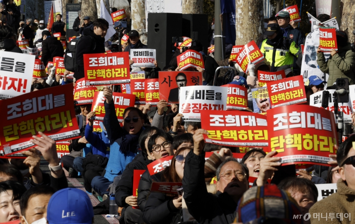 윤석열 전 대통령의 내란 우두머리 혐의에 대한 1심 선고일인 19일 서울중앙지법 인근에서 촛불행동 관계자들이 유죄 촉구 집회를 하고 있다. 서울=뉴시스