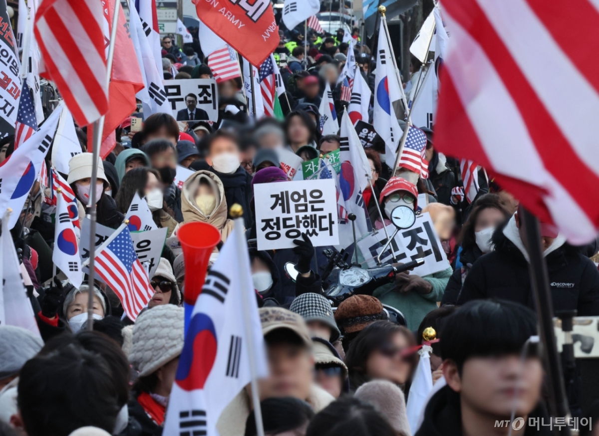 윤석열 전 대통령의 내란 우두머리 혐의에 대한 1심 선고일인 19일 오후 서울 서초구 중앙지방법원 주변에서 윤 전 대통령 지지자들이 공소 기각을 촉구하고 있다. 서울=뉴시스