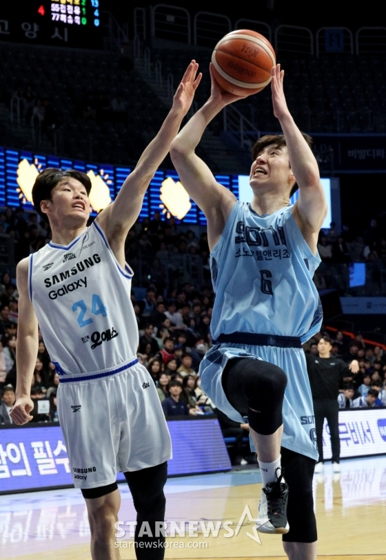 이정현(오른쪽)가 골밑슛을 시도하고 있다. /사진=강영조 선임기자