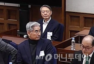 (서울=뉴스1) = 윤석열 전 대통령이 19일 오후 서울 서초구 서울중앙지방법원에서 열린 12·3 비상계엄 관련 내란 우두머리 혐의 사건 1심 선고공판에 출석하고 있다. 윤 전 대통령은 이날 내란 우두머리 혐의 1심 선고공판에서 2024년 12월 3일 비상계엄을 선포한 지 443일 만에 무기징역을 선고받았다. (서울중앙지법 제공. 재판매 및 DB 금지) 2026.2.19/뉴스1 Copyright © 뉴스1. All rights reserved. 무단 전재 및 재배포, AI학습 이용 금지. /사진=(서울=뉴스1)