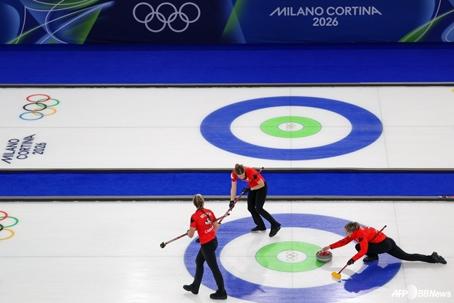 캐나다와 한국의 19일 오후 10시(한국시간) 이탈리아 코르티나담페초의 코르티나 컬링 올림픽 스타디움에서 열린 2026 밀라노·코르티나담페초 동계 올림픽 여자 컬링 라운드 로빈 9차전 경기 중. /AFPBBNews=뉴스1