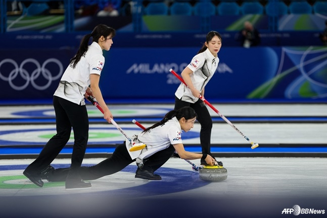 한국 여자 컬링 국가대표팀과 캐나다의 19일 오후 10시(한국시간) 이탈리아 코르티나담페초의 코르티나 컬링 올림픽 스타디움에서 열린 2026 밀라노·코르티나담페초 동계 올림픽 여자 컬링 라운드 로빈 9차전 경기 중. /AFPBBNews=뉴스1