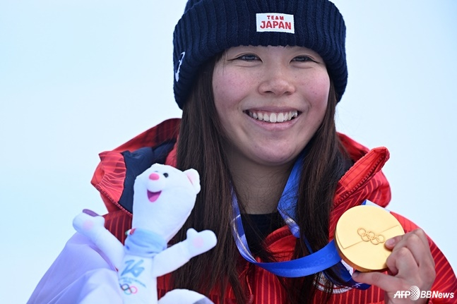 2026 밀라노·코르티나담페초 동계올림픽 스노보드 여자 슬로프스타일에서 금메달을 차지한 후카다 마리. /AFPBBNews=뉴스1