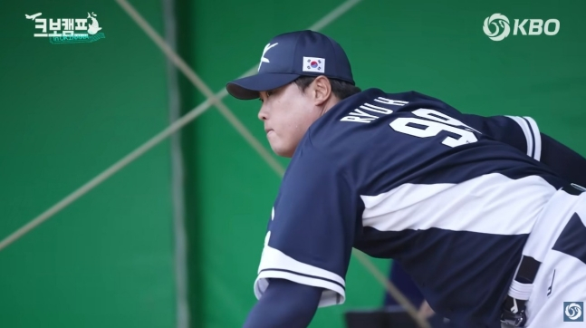 류현진이 일본 오키나와 대표팀 2차 캠프에서 불펜 투구를 펼치고 있다. /사진=KBO 유튜브 영상 갈무리