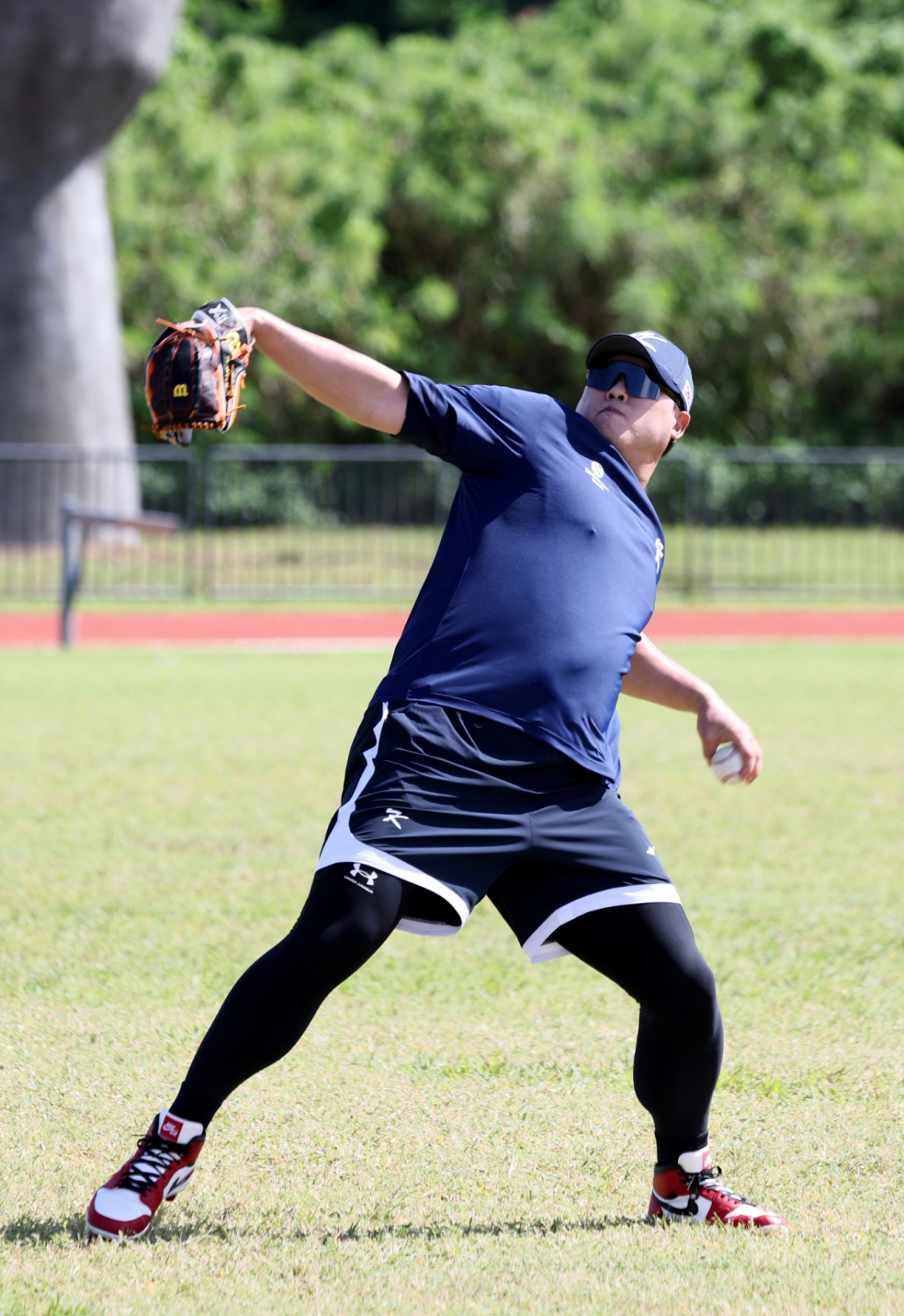야구대표팀 류현진이 11일 사이판 올레아이 스포츠 컴플렉스에서 열리는 전지훈련 둘쨋날 롱토스를 하고 있다. /사진=강영조 선임기자