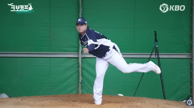 류현진이 일본 오키나와 대표팀 2차 캠프에서 불펜 투구를 펼치고 있다. /사진=KBO 유튜브 영상 갈무리