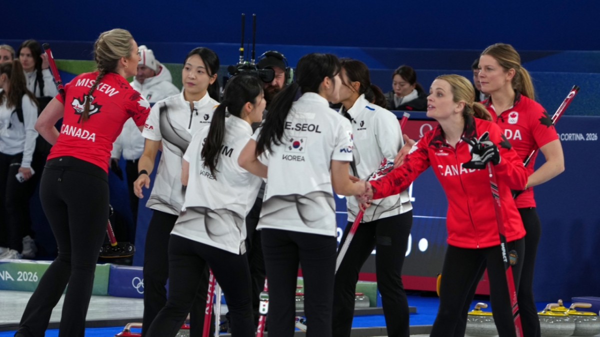한국 여자 컬링 대표팀이 19일(현지 시간) 이탈리아 코르티나담페초 컬링 올림픽 스타디움에서 열린 2026 밀라노·코르티나 동계올림픽 여자 컬링 라운드 로빈 9차전 캐나다와의 경기를 마친 뒤 캐나다 선수들과 인사하고 있다. /AP=뉴시스