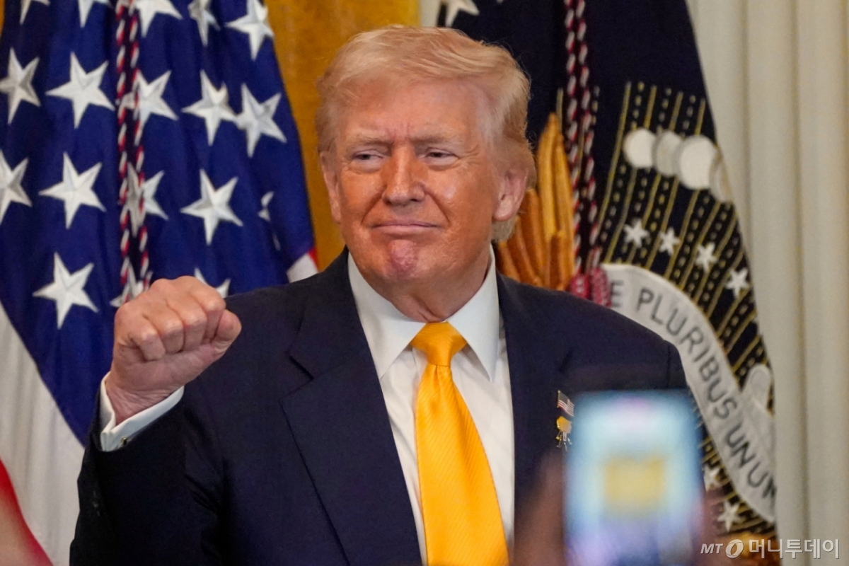 도널드 트럼프 미국 대통령이 지난 18일(현지시간) 백악관 이스트룸에서 열린 '흑인 역사의 달' 행사에 참석해 포즈를 취하고 있다. /워싱턴DC AP=뉴시스