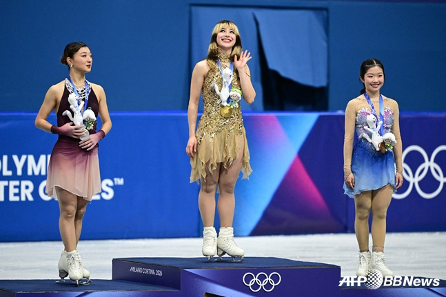 알리사 리우(가운데)가 2026 밀라노·코르티나담페초 동계 올림픽 피겨 여자 싱글에서 우승을 차지하고 일본 선수들과 함께 시상대에 오르고 있다. /AFPBBNews=뉴스1