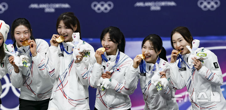 여자 쇼트트랙 대표팀이 18일(현지 시간) 이탈리아 밀라노 아이스스케이팅 아레나에서 열린 2026 밀라노·코르티나 담페초 동계올림픽 여자 쇼트트랙 3000m 계주 시상식에서 금메달을 받고 기뻐하고 있다. /사진=뉴시스
