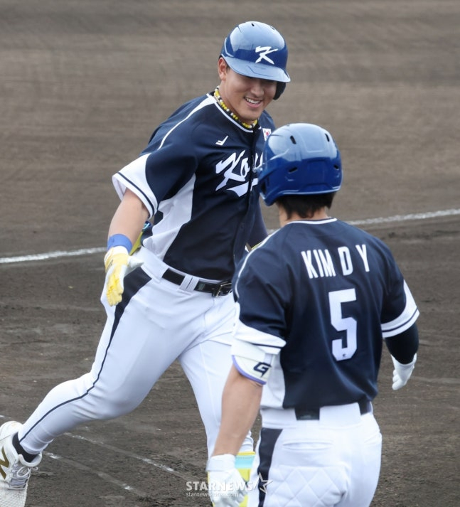 WBC대표팀이 19일 일본 오키나와 온나손 아카마 구장에서 삼성 라이온즈와 연습경기를 진행했다. 대표팀 안현민이 1회초 삼성 선발 최원태를 상대로 1점 홈런을 날리고 홈인한 후 김도영과 기쁨을 나누고 있다. /사진=김진경 대기자