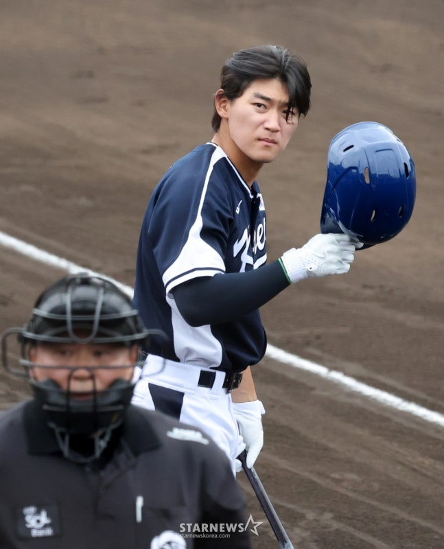WBC대표팀이 20일 일본 오키나와 온나손 아카마 구장에서 삼성 라이온즈와 연습경기를 진행했다.  대표팀 김도영이 파을을 날린 후 헬멧을 고쳐쓰고 있다. /사진=김진경 대기자