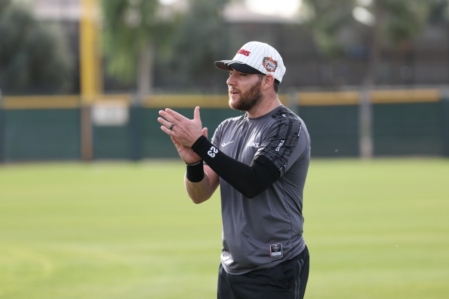 LG 외국인타자 오스틴 딘이 최근 미국 애리조나주 스코츠데일에서 열린 2026 LG 스프링캠프에서 선수들을 격려하고 있다. /사진=LG 트윈스 제공