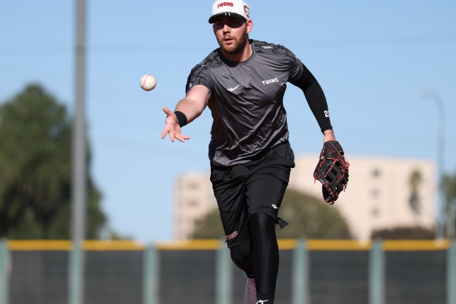 LG 외국인타자 오스틴 딘이 최근 미국 애리조나주 스코츠데일에서 열린 2026 LG 스프링캠프에서 수비 훈련을 하고 있다. /사진=LG 트윈스 제공