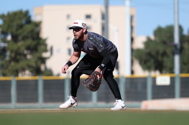 LG 외국인타자 오스틴 딘이 최근 미국 애리조나주 스코츠데일에서 열린 2026 LG 스프링캠프에서 1루 펑고를 받고 있다. /사진=LG 트윈스 제공