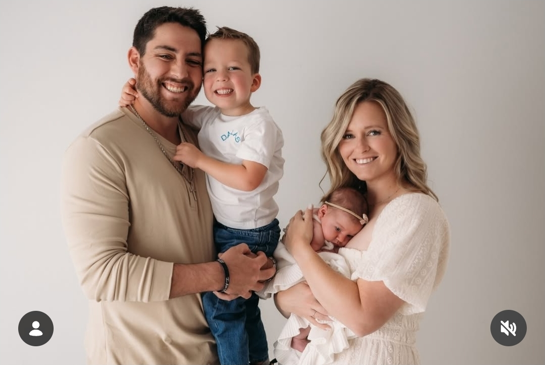 오스틴 딘이 가족과 환하게 웃고 있다. 왼쪽부터 오스틴, 아들 댈러스, 딸 네이비, 아내 새라. /사진=오스틴 딘 개인 SNS 갈무리