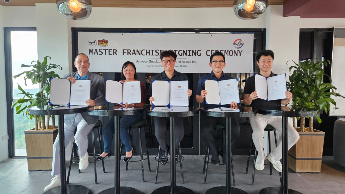 스낵토리와 ACASIA가 필리핀 마스터 프랜차이즈 협약 체결 후 기념 사진을 찍고 있다./사진제공=ACASIA